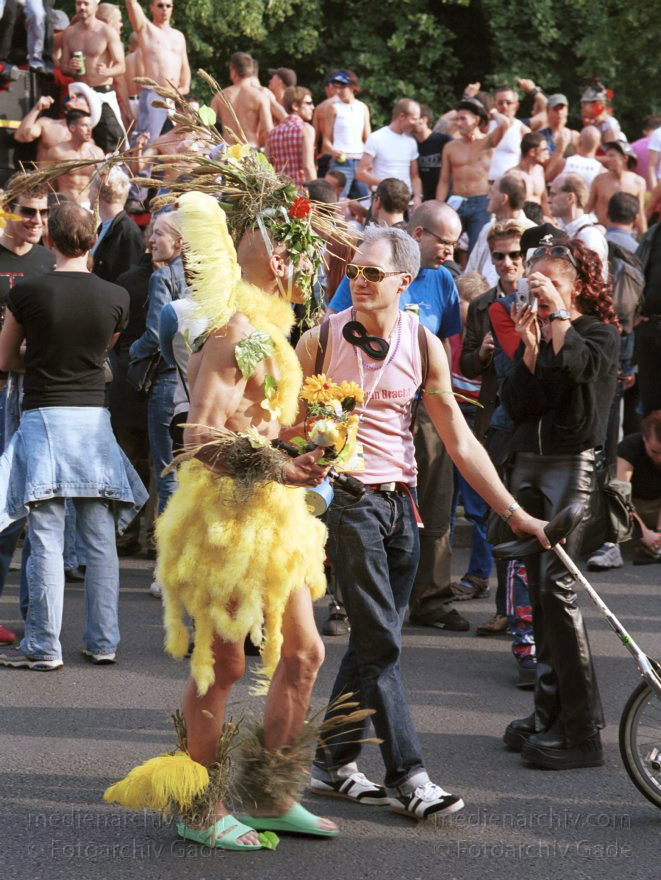 Berlin. Charlottenburg. CSD - Christopher Street Day
23. Juni 2001. Berlin. Mitte. Tiergarten. Straße des 17. Juni. Demonstration. Paraden. 23. Christopher Street Day ( CSD ). Schwul-lesbische Demonstration. Der Zug durch die Stadt wird zu einer großen Party mit ca. 500.000 Teilnehmern.
Schlüsselwörter: Berlin;Christopher Street Day;CSD;Deutschland;Germany;Mitte;2001;Tiergarten;Straße des 17