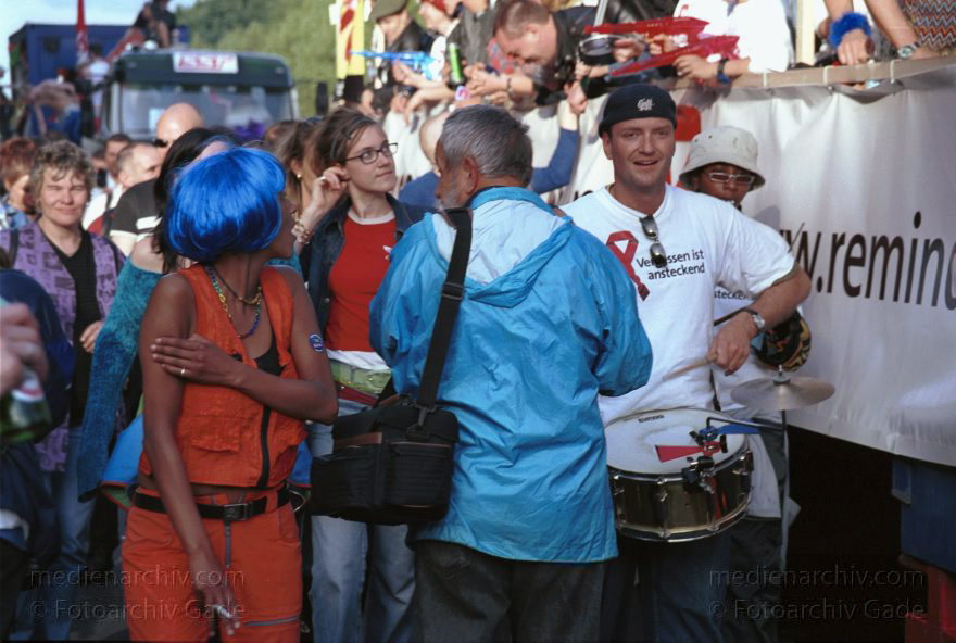 Berlin. Charlottenburg. CSD - Christopher Street Day
23. Juni 2001. Berlin. Tiergarten. Mitte. Parade. Christopher Street Day. CSD.
Schlüsselwörter: Berlin;Carwitz;Christopher Street Day;CSD;Deutschland;Germany;Mitte;2001;Tiergarten