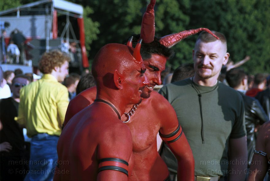 Berlin. Charlottenburg. CSD - Christopher Street Day
23. Juni 2001. Berlin. Tiergarten. Mitte. Parade. Christopher Street Day. CSD.
Schlüsselwörter: Berlin;Carwitz;Christopher Street Day;CSD;Deutschland;Germany;Mitte;2001;Tiergarten