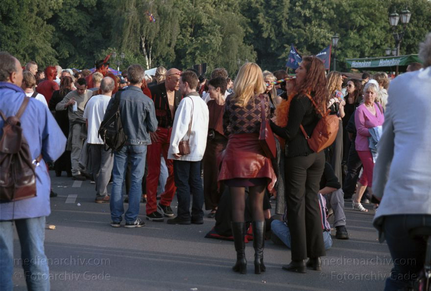 Berlin. Charlottenburg. CSD - Christopher Street Day
23. Juni 2001. Berlin. Tiergarten. Mitte. Parade. Christopher Street Day. CSD.
Schlüsselwörter: Berlin;Carwitz;Christopher Street Day;CSD;Deutschland;Germany;Mitte;2001;Tiergarten