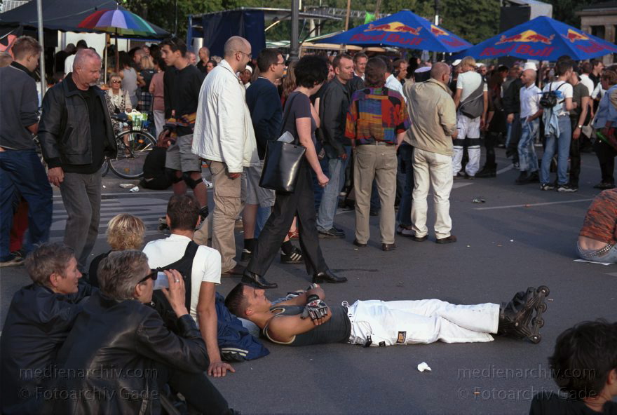 Berlin. Charlottenburg. CSD - Christopher Street Day
23. Juni 2001. Berlin. Tiergarten. Mitte. Parade. Christopher Street Day. CSD.
Schlüsselwörter: Berlin;Carwitz;Christopher Street Day;CSD;Deutschland;Germany;Mitte;2001;Tiergarten