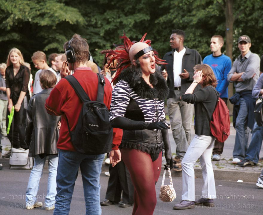 Berlin. Charlottenburg. CSD - Christopher Street Day
23. Juni 2001. Berlin. Mitte. Tiergarten. Straße des 17. Juni. Demonstration. Paraden. 23. Christopher Street Day ( CSD ). Schwul-lesbische Demonstration. Der Zug durch die Stadt wird zu einer großen Party mit ca. 500.000 Teilnehmern.
Schlüsselwörter: Berlin;Christopher Street Day;CSD;Deutschland;Germany;Mitte;2001;Tiergarten;Straße des 17