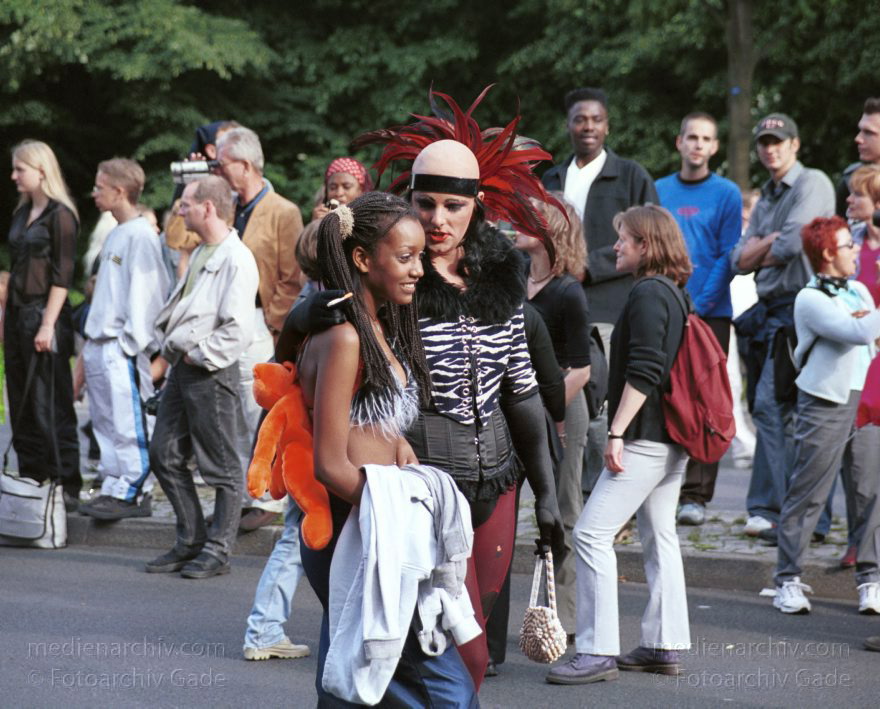Berlin. Charlottenburg. CSD - Christopher Street Day
23. Juni 2001. Berlin. Mitte. Tiergarten. Straße des 17. Juni. Demonstration. Paraden. 23. Christopher Street Day ( CSD ). Schwul-lesbische Demonstration. Der Zug durch die Stadt wird zu einer großen Party mit ca. 500.000 Teilnehmern.
Schlüsselwörter: Berlin;Christopher Street Day;CSD;Deutschland;Germany;Mitte;2001;Tiergarten;Straße des 17