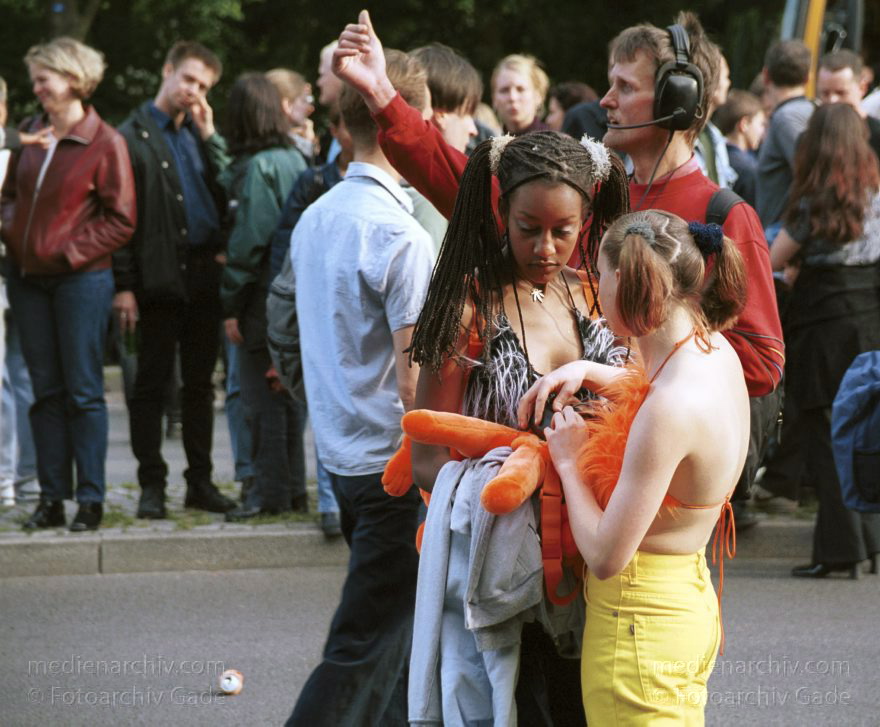Berlin. Charlottenburg. CSD - Christopher Street Day
23. Juni 2001. Berlin. Mitte. Tiergarten. Straße des 17. Juni. Demonstration. Paraden. 23. Christopher Street Day ( CSD ). Schwul-lesbische Demonstration. Der Zug durch die Stadt wird zu einer großen Party mit ca. 500.000 Teilnehmern.
Schlüsselwörter: Berlin;Christopher Street Day;CSD;Deutschland;Germany;Mitte;2001;Tiergarten;Straße des 17