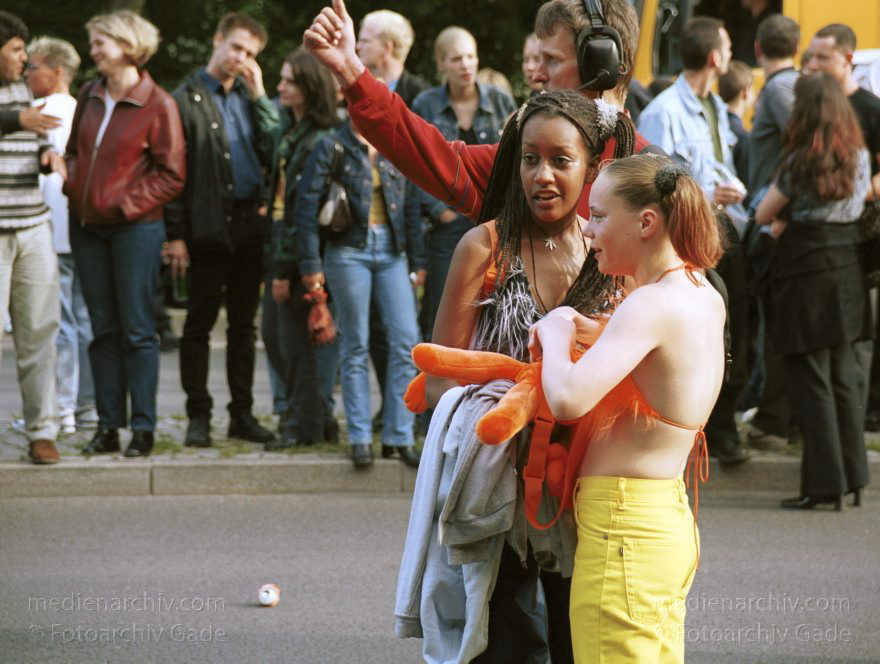 Berlin. Charlottenburg. CSD - Christopher Street Day
23. Juni 2001. Berlin. Mitte. Tiergarten. Straße des 17. Juni. Demonstration. Paraden. 23. Christopher Street Day ( CSD ). Schwul-lesbische Demonstration. Der Zug durch die Stadt wird zu einer großen Party mit ca. 500.000 Teilnehmern.
Schlüsselwörter: Berlin;Christopher Street Day;CSD;Deutschland;Germany;Mitte;2001;Tiergarten;Straße des 17