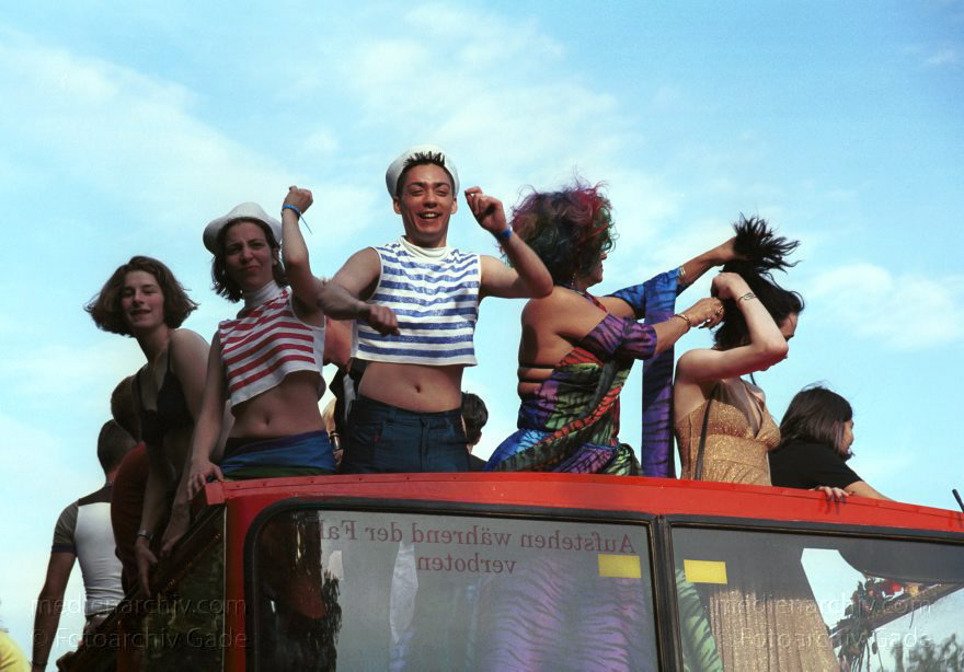 Berlin. Charlottenburg. CSD - Christopher Street Day
23. Juni 2001. Berlin. Mitte. Tiergarten. Straße des 17. Juni. Demonstration. Paraden. 23. Christopher Street Day ( CSD ). Schwul-lesbische Demonstration. Der Zug durch die Stadt wird zu einer großen Party mit ca. 500.000 Teilnehmern.
Schlüsselwörter: Berlin;Christopher Street Day;CSD;Deutschland;Germany;Mitte;2001;Tiergarten;Straße des 17