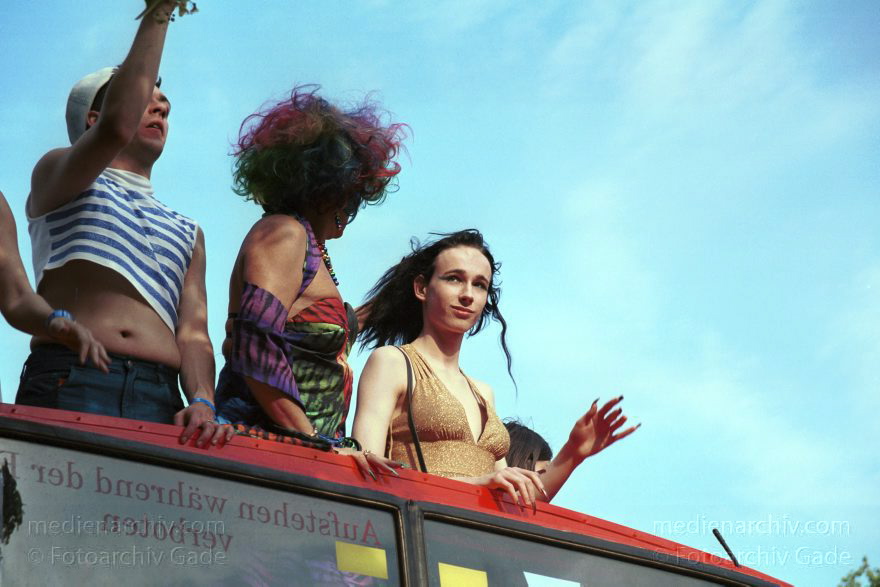 Berlin. Charlottenburg. CSD - Christopher Street Day
23. Juni 2001. Berlin. Mitte. Tiergarten. Straße des 17. Juni. Demonstration. Paraden. 23. Christopher Street Day ( CSD ). Schwul-lesbische Demonstration. Der Zug durch die Stadt wird zu einer großen Party mit ca. 500.000 Teilnehmern.
Schlüsselwörter: Berlin;Christopher Street Day;CSD;Deutschland;Germany;Mitte;2001;Tiergarten;Straße des 17