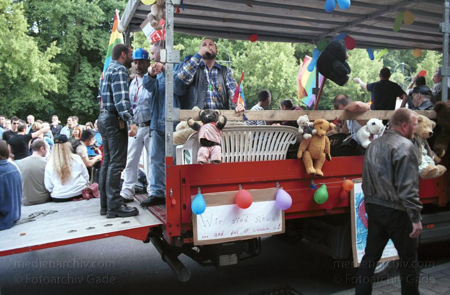 Berlin. Charlottenburg. CSD - Christopher Street Day
23. Juni 2001. Berlin. Mitte. Tiergarten. Straße des 17. Juni. Demonstration. Paraden. 23. Christopher Street Day ( CSD ). Schwul-lesbische Demonstration. Der Zug durch die Stadt wird zu einer großen Party mit ca. 500.000 Teilnehmern.
Schlüsselwörter: Berlin;Christopher Street Day;CSD;Deutschland;Germany;Mitte;2001;Tiergarten;Straße des 17