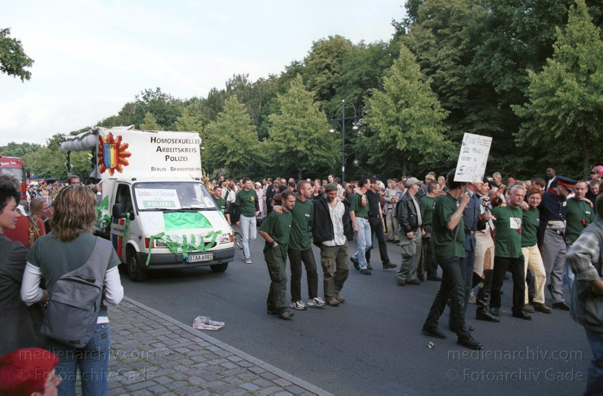 Berlin. Charlottenburg. CSD - Christopher Street Day
23. Juni 2001. Berlin. Mitte. Tiergarten. Straße des 17. Juni. Demonstration. Paraden. 23. Christopher Street Day ( CSD ). Schwul-lesbische Demonstration. Der Zug durch die Stadt wird zu einer großen Party mit ca. 500.000 Teilnehmern.
Schlüsselwörter: Berlin;Christopher Street Day;CSD;Deutschland;Germany;Mitte;2001;Tiergarten;Straße des 17
