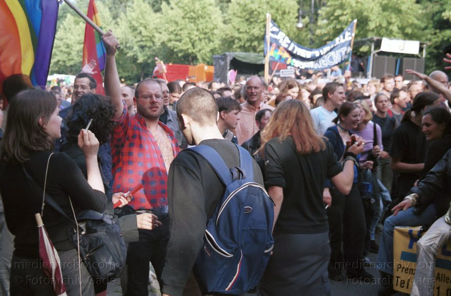 Berlin. Charlottenburg. CSD - Christopher Street Day
23. Juni 2001. Berlin. Mitte. Tiergarten. Straße des 17. Juni. Demonstration. Paraden. 23. Christopher Street Day ( CSD ). Schwul-lesbische Demonstration. Der Zug durch die Stadt wird zu einer großen Party mit ca. 500.000 Teilnehmern.
Schlüsselwörter: Berlin;Christopher Street Day;CSD;Deutschland;Germany;Mitte;2001;Tiergarten;Straße des 17