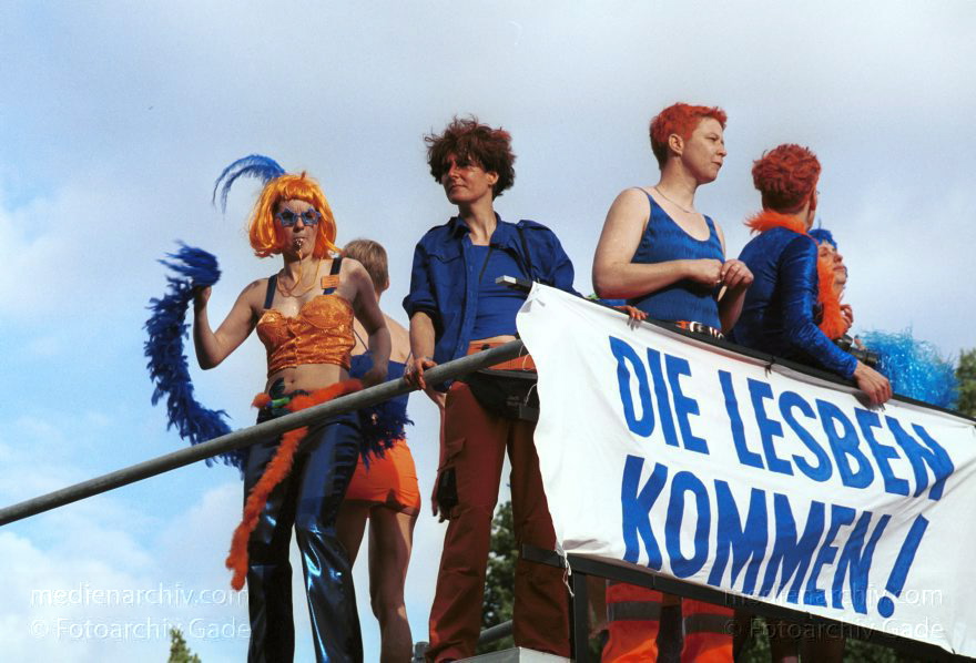 Berlin. Charlottenburg. CSD - Christopher Street Day
23. Juni 2001. Berlin. Mitte. Tiergarten. Straße des 17. Juni. Demonstration. Paraden. 23. Christopher Street Day ( CSD ). Schwul-lesbische Demonstration. Der Zug durch die Stadt wird zu einer großen Party mit ca. 500.000 Teilnehmern.
Schlüsselwörter: Berlin;Christopher Street Day;CSD;Deutschland;Germany;Mitte;2001;Tiergarten;Straße des 17