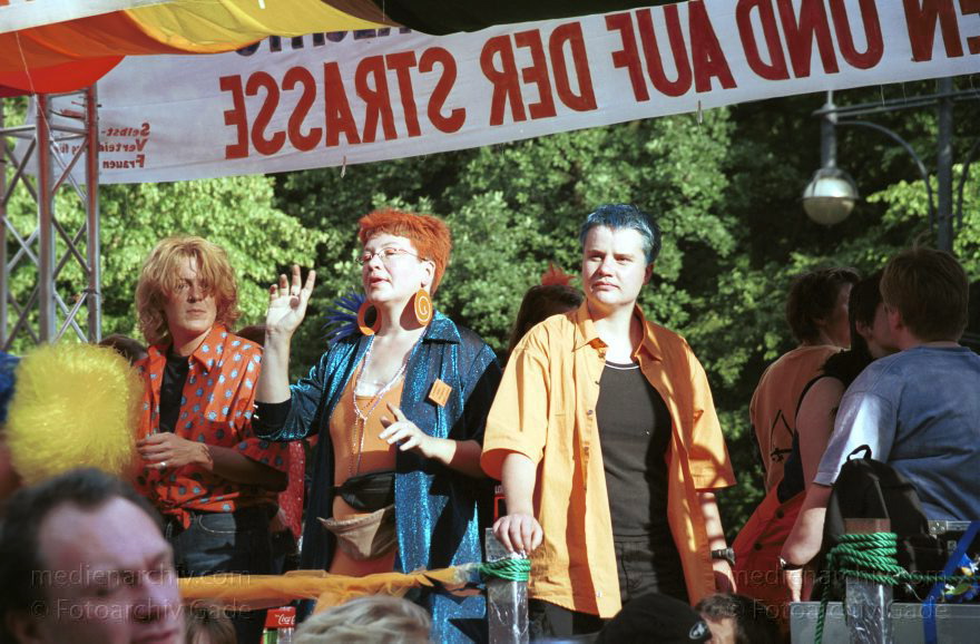 Berlin. Charlottenburg. CSD - Christopher Street Day
23. Juni 2001. Berlin. Mitte. Tiergarten. Straße des 17. Juni. Demonstration. Paraden. 23. Christopher Street Day ( CSD ). Schwul-lesbische Demonstration. Der Zug durch die Stadt wird zu einer großen Party mit ca. 500.000 Teilnehmern.
Schlüsselwörter: Berlin;Christopher Street Day;CSD;Deutschland;Germany;Mitte;2001;Tiergarten;Straße des 17
