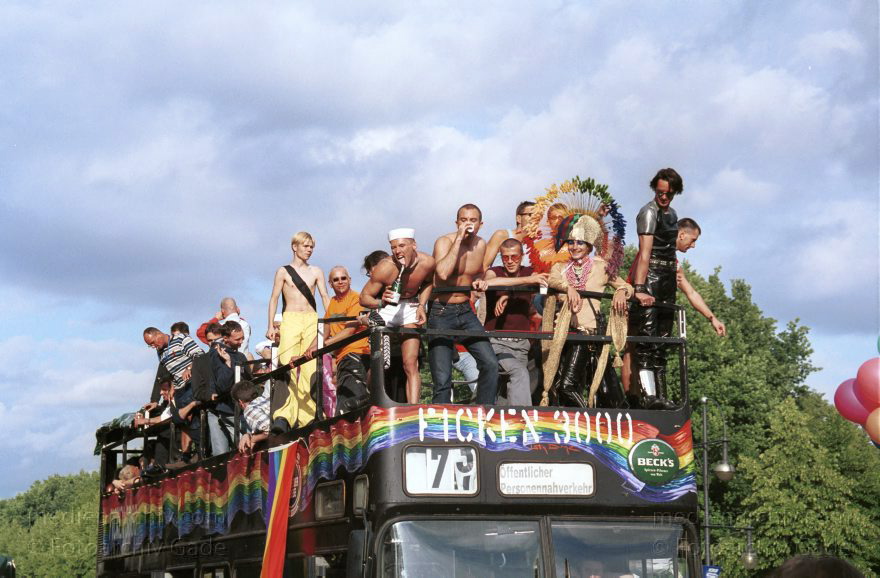 Berlin. Charlottenburg. CSD - Christopher Street Day
23. Juni 2001. Berlin. Mitte. Tiergarten. Straße des 17. Juni. Demonstration. Paraden. 23. Christopher Street Day ( CSD ). Schwul-lesbische Demonstration. Der Zug durch die Stadt wird zu einer großen Party mit ca. 500.000 Teilnehmern.
Schlüsselwörter: Berlin;Christopher Street Day;CSD;Deutschland;Germany;Mitte;2001;Tiergarten;Straße des 17