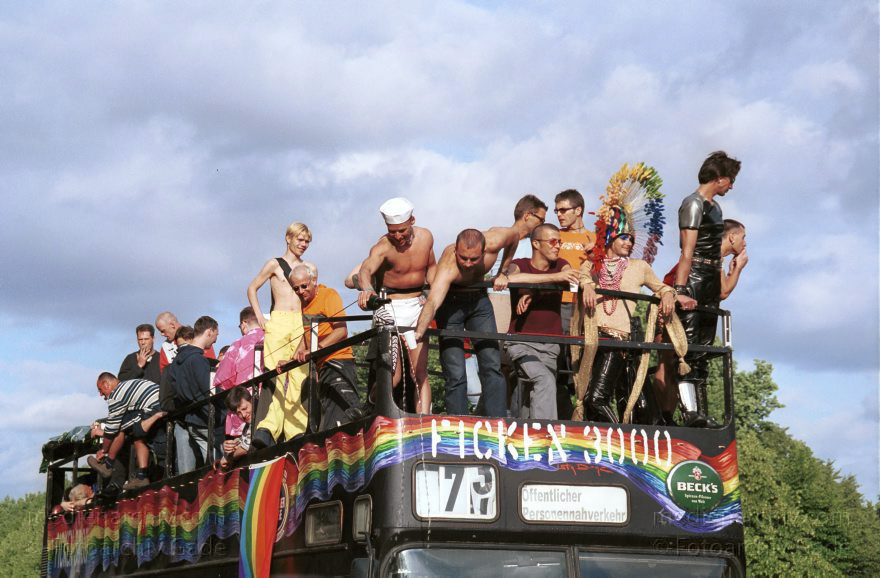 Berlin. Charlottenburg. CSD - Christopher Street Day
23. Juni 2001. Berlin. Mitte. Tiergarten. Straße des 17. Juni. Demonstration. Paraden. 23. Christopher Street Day ( CSD ). Schwul-lesbische Demonstration. Der Zug durch die Stadt wird zu einer großen Party mit ca. 500.000 Teilnehmern.
Schlüsselwörter: Berlin;Christopher Street Day;CSD;Deutschland;Germany;Mitte;2001;Tiergarten;Straße des 17
