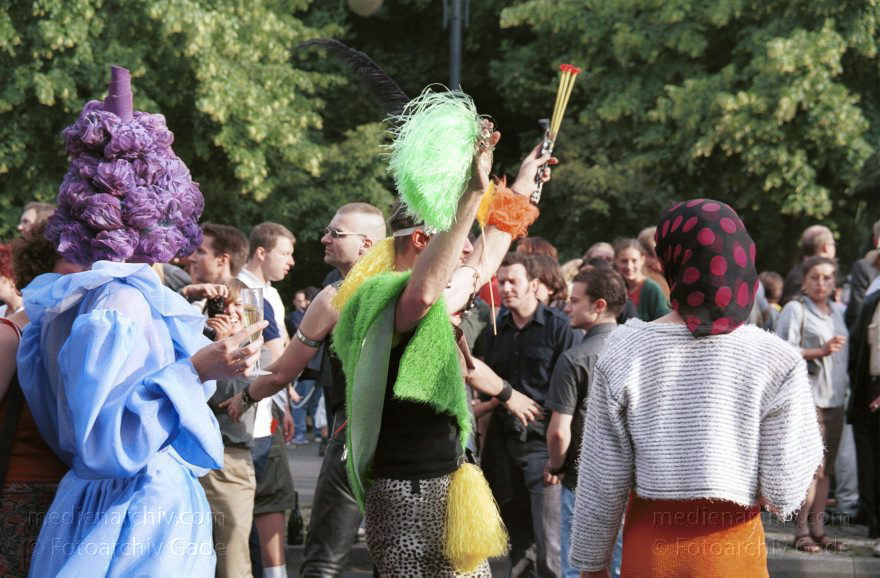 Berlin. Charlottenburg. CSD - Christopher Street Day
23. Juni 2001. Berlin. Mitte. Tiergarten. Straße des 17. Juni. Demonstration. Paraden. 23. Christopher Street Day ( CSD ). Schwul-lesbische Demonstration. Der Zug durch die Stadt wird zu einer großen Party mit ca. 500.000 Teilnehmern.
Schlüsselwörter: Berlin;Christopher Street Day;CSD;Deutschland;Germany;Mitte;2001;Tiergarten;Straße des 17