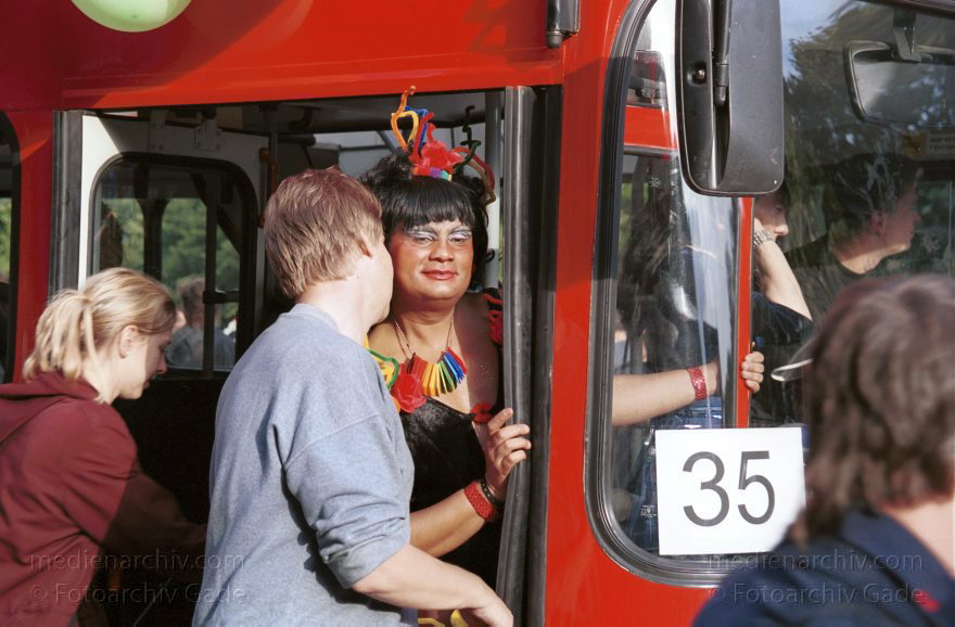 Berlin. Charlottenburg. CSD - Christopher Street Day
23. Juni 2001. Berlin. Mitte. Tiergarten. Straße des 17. Juni. Demonstration. Paraden. 23. Christopher Street Day ( CSD ). Schwul-lesbische Demonstration. Der Zug durch die Stadt wird zu einer großen Party mit ca. 500.000 Teilnehmern.
Schlüsselwörter: Berlin;Christopher Street Day;CSD;Deutschland;Germany;Mitte;2001;Tiergarten;Straße des 17