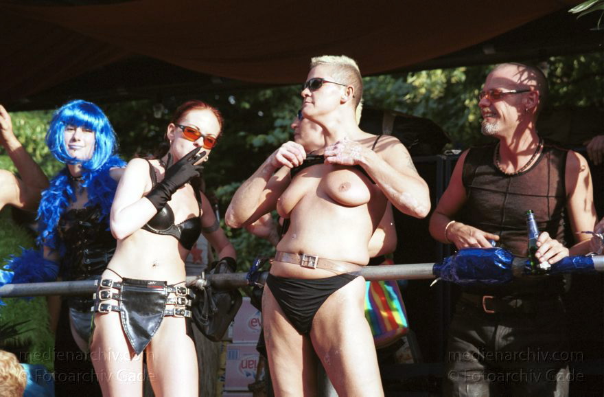 Berlin. Charlottenburg. CSD - Christopher Street Day
23. Juni 2001. Berlin. Mitte. Tiergarten. Straße des 17. Juni. Demonstration. Paraden. 23. Christopher Street Day ( CSD ). Schwul-lesbische Demonstration. Der Zug durch die Stadt wird zu einer großen Party mit ca. 500.000 Teilnehmern.
Schlüsselwörter: Berlin;Christopher Street Day;CSD;Deutschland;Germany;Mitte;Sex;2001;Tiergarten;Straße des 17