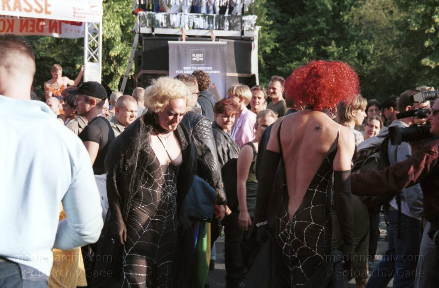 Berlin. Charlottenburg. CSD - Christopher Street Day
23. Juni 2001. Berlin. Mitte. Tiergarten. Straße des 17. Juni. Demonstration. Paraden. 23. Christopher Street Day ( CSD ). Schwul-lesbische Demonstration. Der Zug durch die Stadt wird zu einer großen Party mit ca. 500.000 Teilnehmern.
Schlüsselwörter: Berlin;Christopher Street Day;CSD;Deutschland;Germany;Mitte;2001;Tiergarten;Straße des 17
