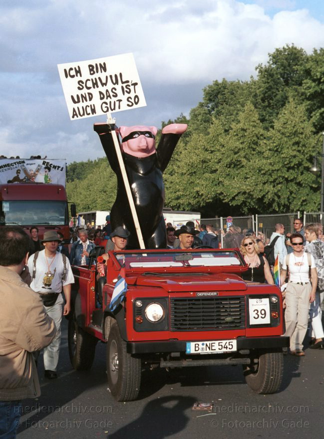 Berlin. Charlottenburg. CSD - Christopher Street Day
23. Juni 2001. Berlin. Mitte. Tiergarten. Straße des 17. Juni. Demonstration. Paraden. 23. Christopher Street Day ( CSD ). Schwul-lesbische Demonstration. Der Zug durch die Stadt wird zu einer großen Party mit ca. 500.000 Teilnehmern.
Schlüsselwörter: Berlin;Christopher Street Day;CSD;Deutschland;Germany;Mitte;2001;Tiergarten;Straße des 17