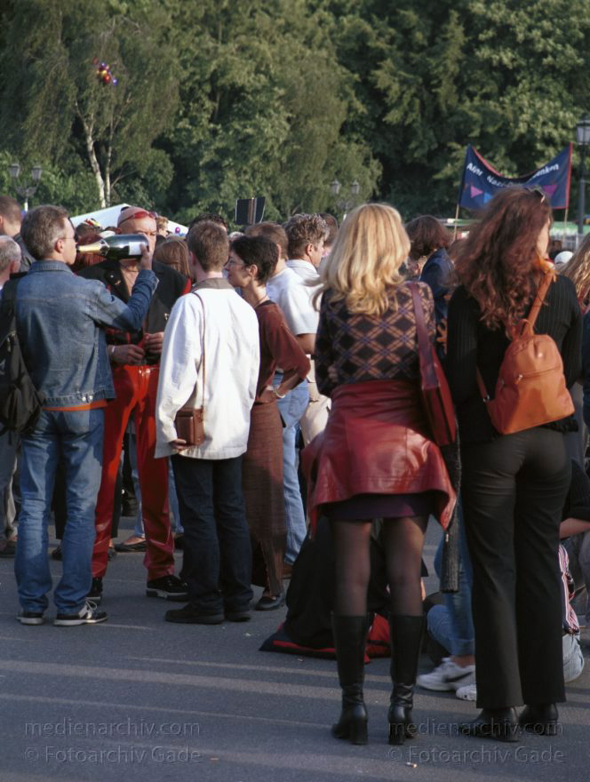 Berlin. Charlottenburg. CSD - Christopher Street Day
23. Juni 2001. Berlin. Tiergarten. Mitte. Parade. Christopher Street Day. CSD.
Schlüsselwörter: Berlin;Carwitz;Christopher Street Day;CSD;Deutschland;Germany;Mitte;2001;Tiergarten