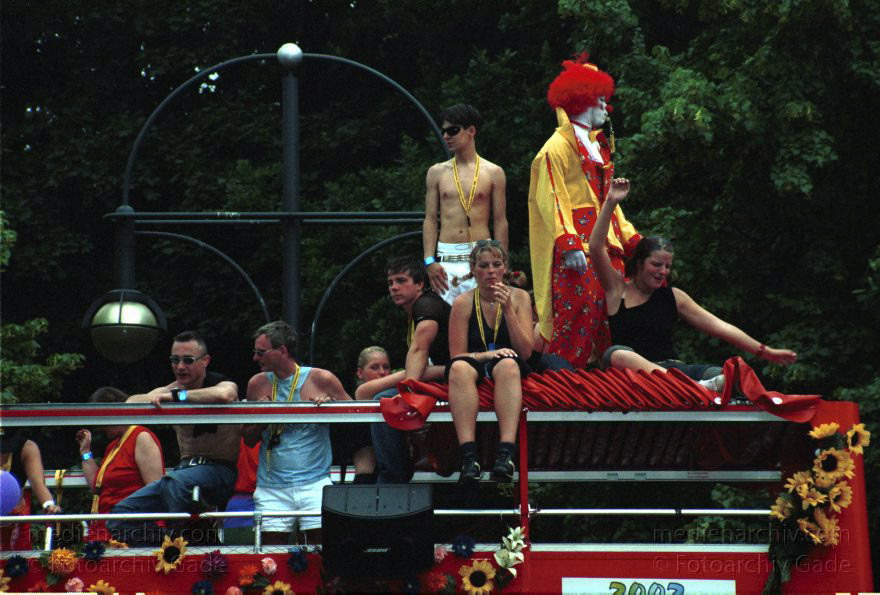 Berlin. Charlottenburg. CSD - Christopher Street Day
21. Juni 2002. Berlin. Tiergarten. Christopher Street Day. CSD. Politische Parade für Schwule und Lesben.
Schlüsselwörter: Berlin;Christopher Street Day;CSD;Deutschland;Germany;Lesbisch;Parade;2002;Schwul