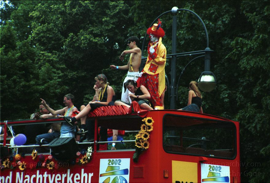 Berlin. Charlottenburg. CSD - Christopher Street Day
21. Juni 2002. Berlin. Tiergarten. Christopher Street Day. CSD. Politische Parade für Schwule und Lesben.
Schlüsselwörter: Berlin;Christopher Street Day;CSD;Deutschland;Germany;Lesbisch;Parade;2002;Schwul