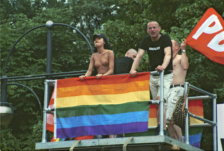 Berlin. Charlottenburg. CSD - Christopher Street Day
21. Juni 2002. Berlin. Tiergarten. Christopher Street Day. CSD. Politische Parade für Schwule und Lesben.
Schlüsselwörter: Berlin;Christopher Street Day;CSD;Deutschland;Germany;Lesbisch;Parade;2002;Schwul