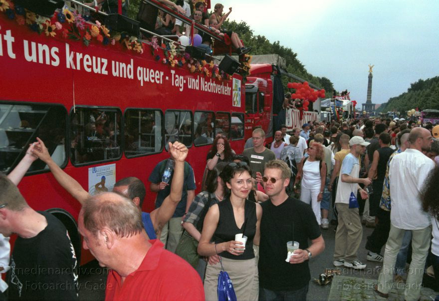 Berlin. Charlottenburg. CSD - Christopher Street Day
21. Juni 2002. Berlin. Tiergarten. Christopher Street Day. CSD. Politische Parade für Schwule und Lesben.
Schlüsselwörter: Berlin;Christopher Street Day;CSD;Deutschland;Germany;Lesbisch;Parade;2002;Schwul