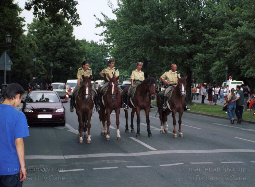 Berlin. Charlottenburg. CSD - Christopher Street Day
21. Juni 2002. Berlin. Tiergarten. Christopher Street Day. CSD. Politische Parade für Schwule und Lesben. berittene Polizei
Schlüsselwörter: Berlin;Christopher Street Day;CSD;Deutschland;Germany;Lesbisch;Parade;Pferd;Polizei;Reiter;2002;Schwul