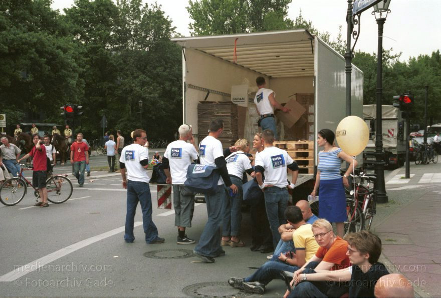 Berlin. Charlottenburg. CSD - Christopher Street Day
21. Juni 2002. Berlin. Tiergarten. Christopher Street Day. CSD. Politische Parade für Schwule und Lesben. Werbetrupp von Nivea
Schlüsselwörter: Berlin;Christopher Street Day;CSD;Deutschland;Germany;Lesbisch;Parade;Promotion;2002;Schwul