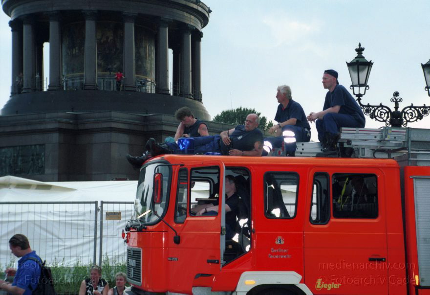 Berlin. Charlottenburg. CSD - Christopher Street Day
21. Juni 2002. Berlin. Tiergarten. Christopher Street Day. CSD. Politische Parade für Schwule und Lesben. Die Feuerwehr an der Siegessäule
Schlüsselwörter: Berlin;Christopher Street Day;CSD;Deutschland;Feuerwehr;Germany;Lesbisch;Parade;Schwul;2002;Siegessäule