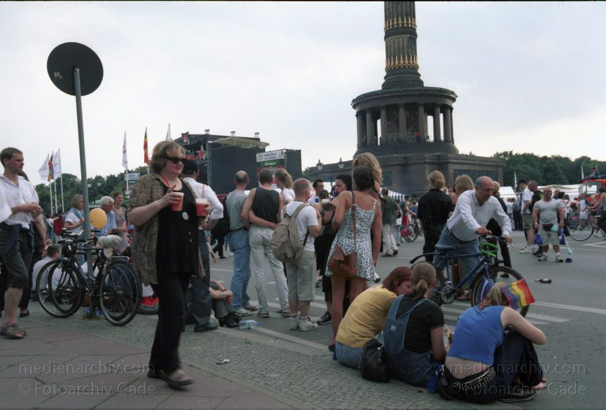Berlin. Charlottenburg. CSD - Christopher Street Day
21. Juni 2002. Berlin. Tiergarten. Christopher Street Day. CSD. Politische Parade für Schwule und Lesben. Siegessäule
Schlüsselwörter: Berlin;Christopher Street Day;CSD;Deutschland;Germany;Lesbisch;Parade;Schwul;2002;Siegessäule
