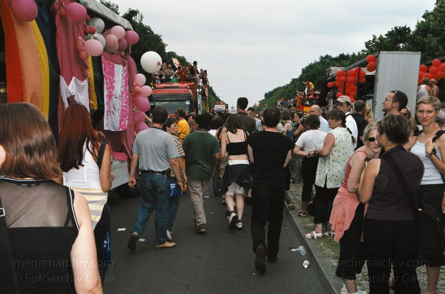 Berlin. Charlottenburg. CSD - Christopher Street Day
21. Juni 2002. Berlin. Tiergarten. Christopher Street Day. CSD. Politische Parade für Schwule und Lesben.
Schlüsselwörter: Deutschland;Berlin;Germany