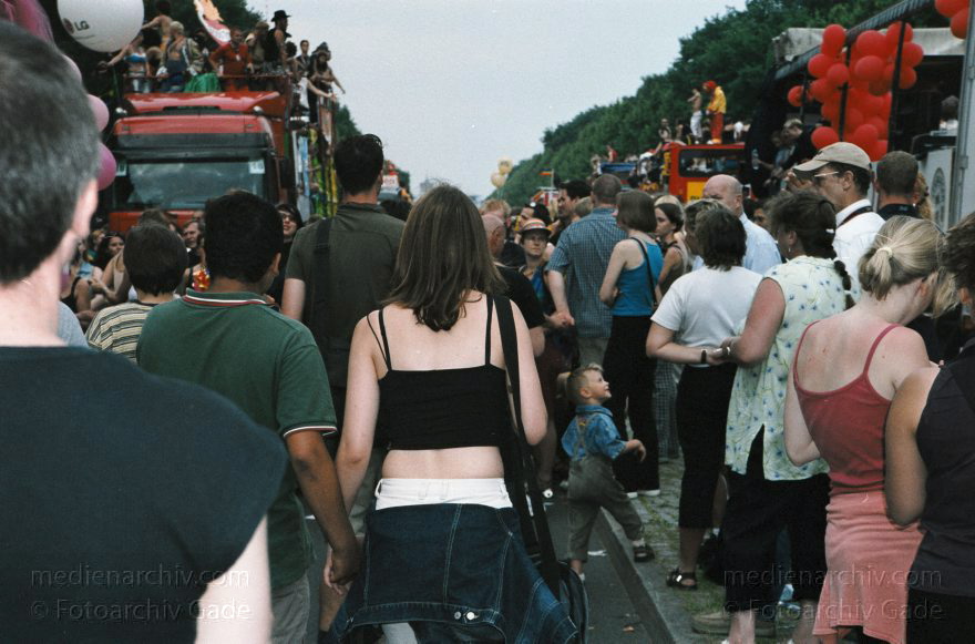 Berlin. Charlottenburg. CSD - Christopher Street Day
21. Juni 2002. Berlin. Tiergarten. Christopher Street Day. CSD. Politische Parade für Schwule und Lesben.
Schlüsselwörter: Deutschland;Berlin;Germany