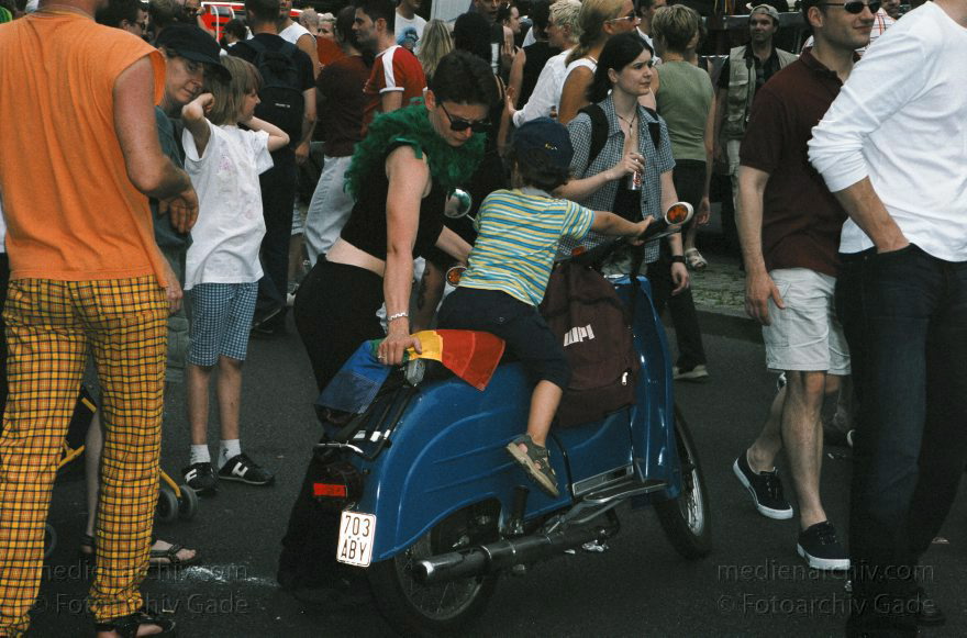 Berlin. Charlottenburg. CSD - Christopher Street Day
21. Juni 2002. Berlin. Tiergarten. Christopher Street Day. CSD. Politische Parade für Schwule und Lesben.
Schlüsselwörter: Deutschland;Berlin;Germany