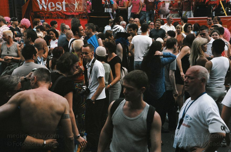 Berlin. Charlottenburg. CSD - Christopher Street Day
21. Juni 2002. Berlin. Tiergarten. Christopher Street Day. CSD. Politische Parade für Schwule und Lesben.
Schlüsselwörter: Deutschland;Berlin;Germany
