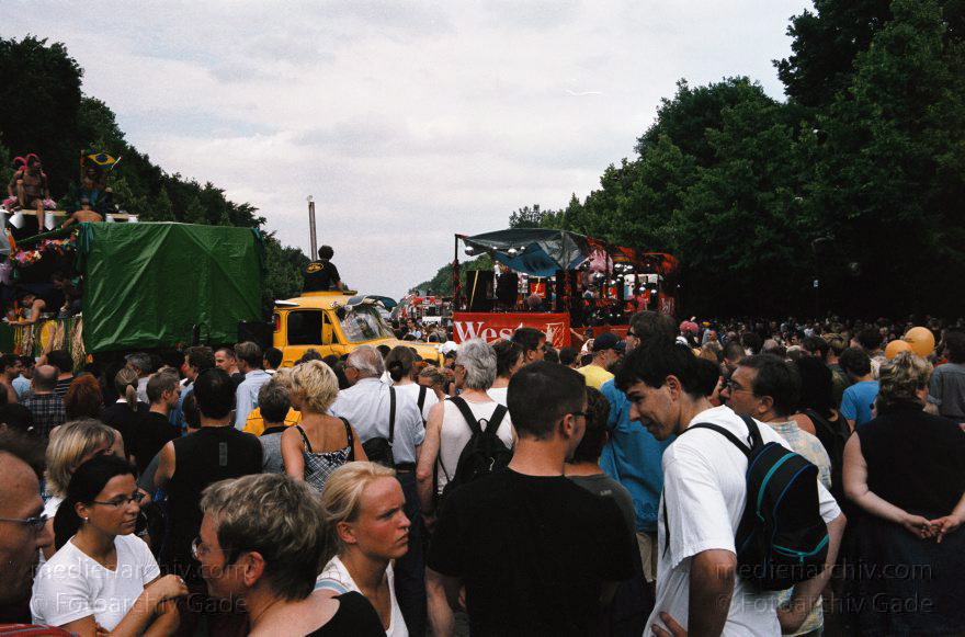 Berlin. Charlottenburg. CSD - Christopher Street Day
21. Juni 2002. Berlin. Tiergarten. Christopher Street Day. CSD. Politische Parade für Schwule und Lesben.
Schlüsselwörter: Deutschland;Berlin;Germany