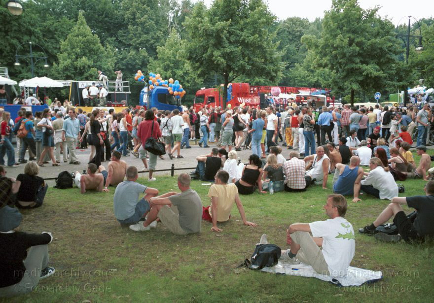 Berlin. Charlottenburg. CSD - Christopher Street Day
21. Juni 2002. Berlin. Mitte. Tiergarten. Christopher Street Day. CSD. Demo der Schwulen und Lesben. Parade. Party auf der Straße des 17. Juni.
Schlüsselwörter: Berlin;Christopher Street Day;CSD;Deutschland;Germany;Parade;2002;Tiergarten