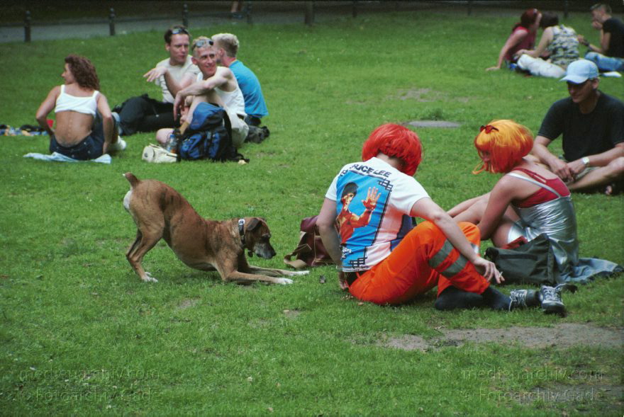 Berlin. Charlottenburg. CSD - Christopher Street Day
21. Juni 2002. Berlin. Mitte. Tiergarten. Christopher Street Day. CSD. Demo der Schwulen und Lesben. Parade. Party auf der Straße des 17. Juni.
Schlüsselwörter: Berlin;Christopher Street Day;CSD;Deutschland;Germany;Parade;2002;Tiergarten