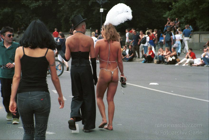 Berlin. Charlottenburg. CSD - Christopher Street Day
21. Juni 2002. Berlin. Mitte. Tiergarten. Christopher Street Day. CSD. Demo der Schwulen und Lesben. Parade. Party auf der Straße des 17. Juni.
Schlüsselwörter: Berlin;Christopher Street Day;CSD;Deutschland;Germany;Parade;2002;Tiergarten