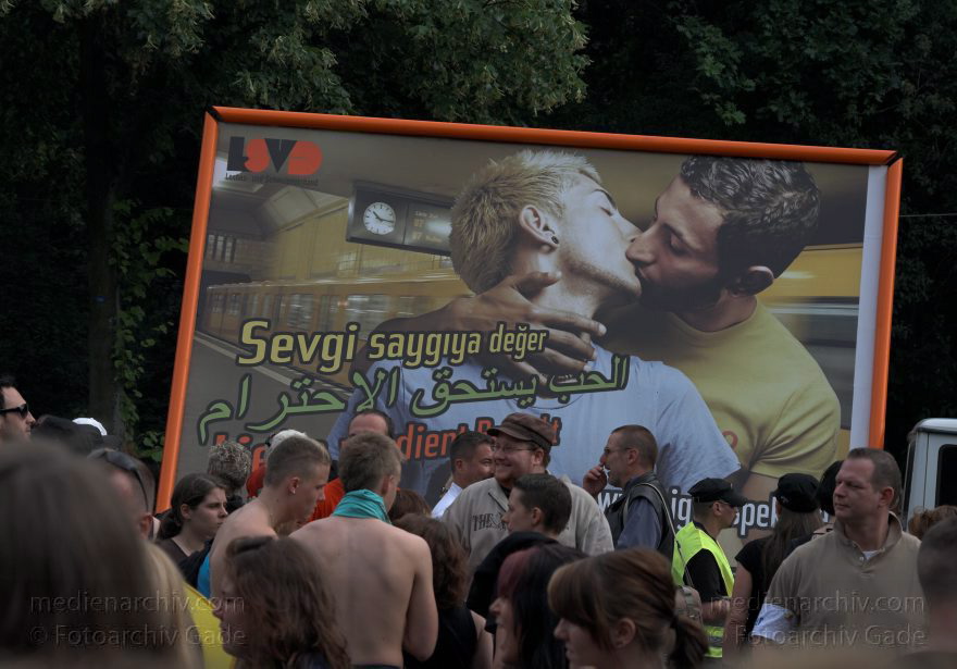 Berlin. Charlottenburg. CSD - Christopher Street Day
27. 6. 2009. Berlin. Mitte. Tiergarten. Straße des 17. Juni. CSD. Christopher Street Day. Schwulen- und Lesbenparade.  Ein Volksfest im Tiergarten.
Schlüsselwörter: Berlin;Christopher Street Day;CSD;Deutschland;Germany;Mitte;2009;Tiergarten;Straße des 17