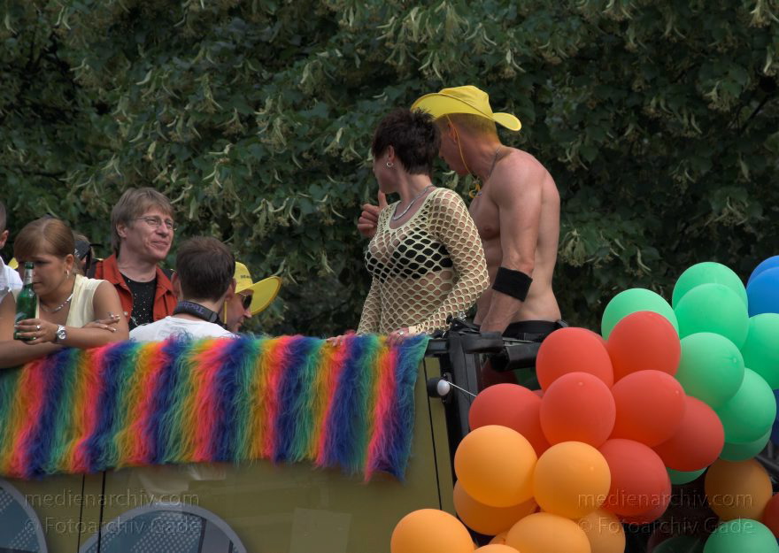 Berlin. Charlottenburg. CSD - Christopher Street Day
27. 6. 2009. Berlin. Mitte. Tiergarten. Straße des 17. Juni. CSD. Christopher Street Day. Schwulen- und Lesbenparade.  Ein Volksfest im Tiergarten.
Schlüsselwörter: Berlin;Christopher Street Day;CSD;Deutschland;Germany;Mitte;2009;Tiergarten;Straße des 17