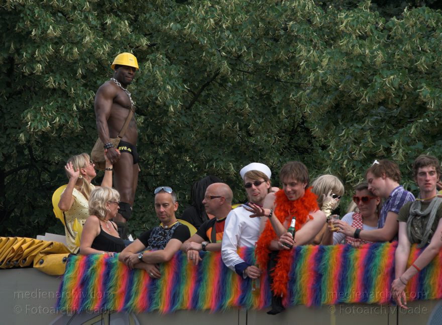 Berlin. Charlottenburg. CSD - Christopher Street Day
27. 6. 2009. Berlin. Mitte. Tiergarten. Straße des 17. Juni. CSD. Christopher Street Day. Schwulen- und Lesbenparade.  Ein Volksfest im Tiergarten.
Schlüsselwörter: Berlin;Christopher Street Day;CSD;Deutschland;Germany;Mitte;2009;Tiergarten;Straße des 17
