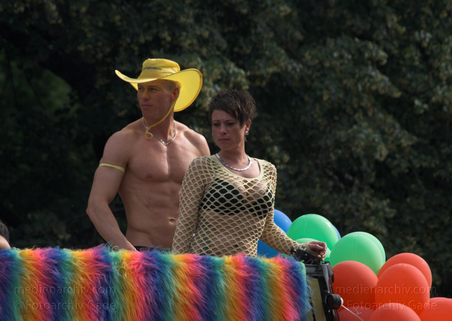 Berlin. Charlottenburg. CSD - Christopher Street Day
27. 6. 2009. Berlin. Mitte. Tiergarten. Straße des 17. Juni. CSD. Christopher Street Day. Schwulen- und Lesbenparade.  Ein Volksfest im Tiergarten.
Schlüsselwörter: Berlin;Christopher Street Day;CSD;Deutschland;Germany;Mitte;2009;Tiergarten;Straße des 17