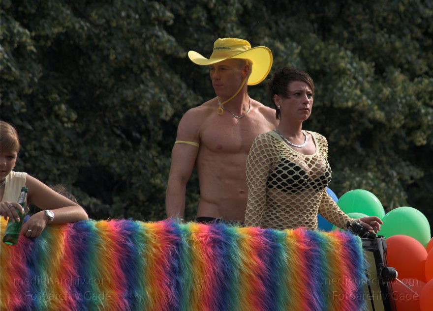 Berlin. Charlottenburg. CSD - Christopher Street Day
27. 6. 2009. Berlin. Mitte. Tiergarten. Straße des 17. Juni. CSD. Christopher Street Day. Schwulen- und Lesbenparade.  Ein Volksfest im Tiergarten.
Schlüsselwörter: Berlin;Christopher Street Day;CSD;Deutschland;Germany;Mitte;2009;Tiergarten;Straße des 17