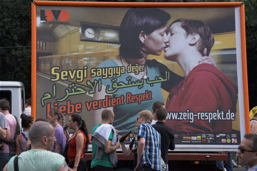 Berlin. Charlottenburg. CSD - Christopher Street Day
27. 6. 2009. Berlin. Mitte. Tiergarten. Straße des 17. Juni. CSD. Christopher Street Day. Schwulen- und Lesbenparade.  Ein Volksfest im Tiergarten.
Schlüsselwörter: Berlin;Christopher Street Day;CSD;Deutschland;Germany;Mitte;2009;Tiergarten;Straße des 17