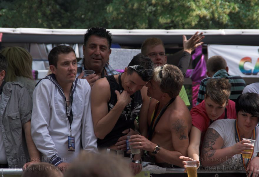 Berlin. Charlottenburg. CSD - Christopher Street Day
27. 6. 2009. Berlin. Mitte. Tiergarten. Straße des 17. Juni. CSD. Christopher Street Day. Schwulen- und Lesbenparade.  Ein Volksfest im Tiergarten.
Schlüsselwörter: Berlin;Christopher Street Day;CSD;Deutschland;Germany;Mitte;2009;Tiergarten;Straße des 17