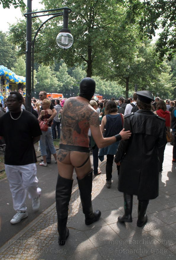 Berlin. Charlottenburg. CSD - Christopher Street Day
27. 6. 2009. Berlin. Mitte. Tiergarten. Straße des 17. Juni. CSD. Christopher Street Day. Schwulen- und Lesbenparade.  Ein Volksfest im Tiergarten.
Schlüsselwörter: Berlin;Christopher Street Day;CSD;Deutschland;Germany;Mitte;2009;Tiergarten;Straße des 17