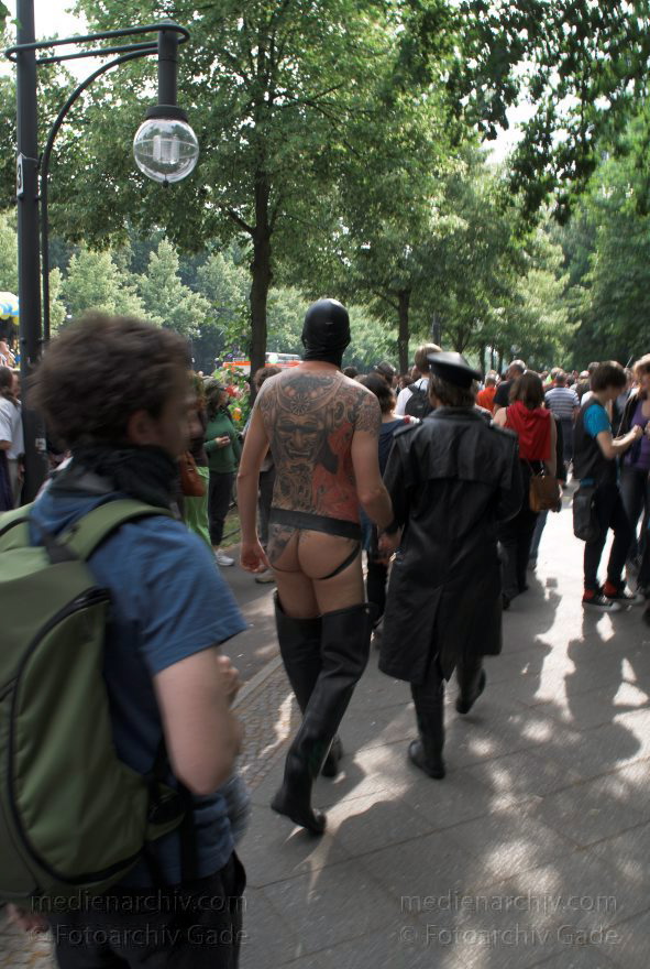 Berlin. Charlottenburg. CSD - Christopher Street Day
27. 6. 2009. Berlin. Mitte. Tiergarten. Straße des 17. Juni. CSD. Christopher Street Day. Schwulen- und Lesbenparade.  Ein Volksfest im Tiergarten.
Schlüsselwörter: Berlin;Christopher Street Day;CSD;Deutschland;Germany;Mitte;2009;Tiergarten;Straße des 17
