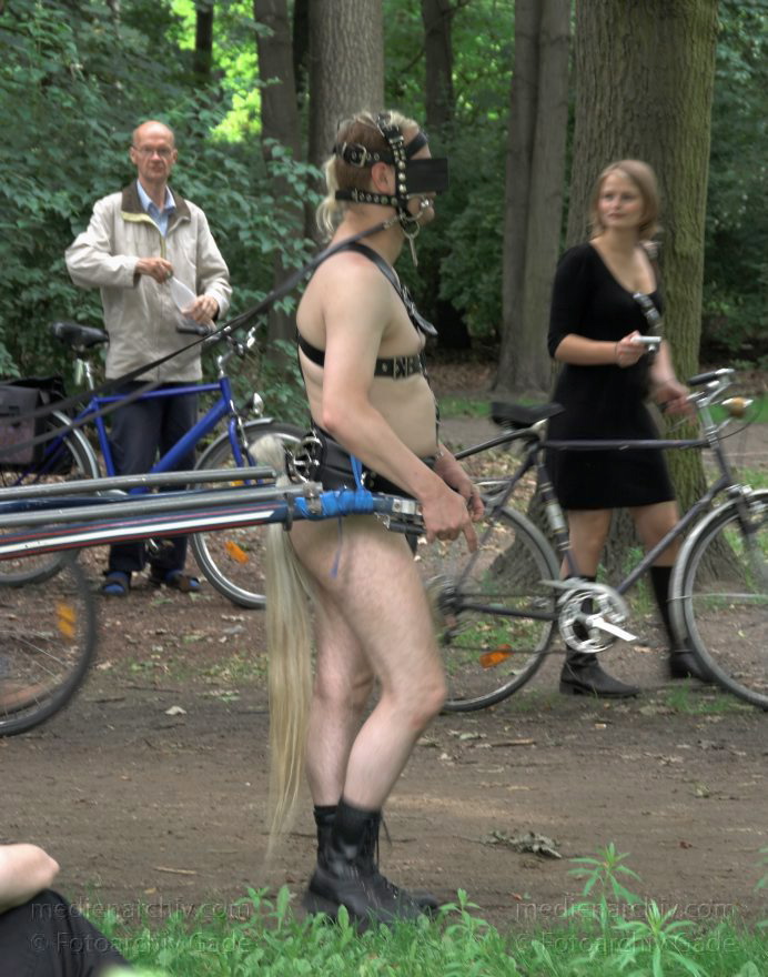 Berlin. Charlottenburg. CSD - Christopher Street Day
27. 6. 2009. Berlin. Mitte. Tiergarten. Straße des 17. Juni. CSD. Christopher Street Day. Schwulen- und Lesbenparade.  Ein Volksfest im Tiergarten.
Schlüsselwörter: Berlin;Christopher Street Day;CSD;Deutschland;Germany;Mitte;2009;Tiergarten;Straße des 17